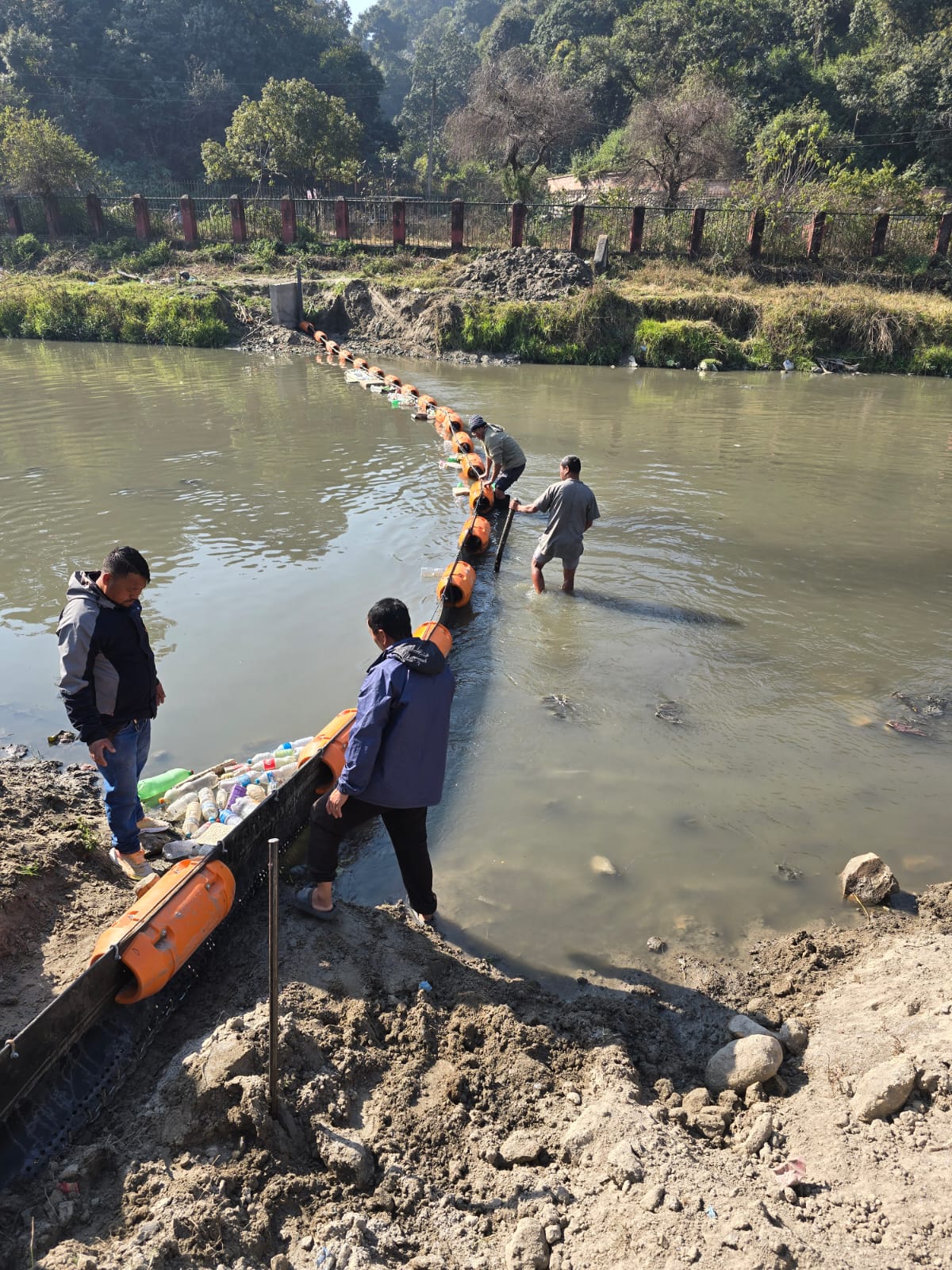 बागमती नदीमा तैरिने फोहोर संकलन गर्न ट्रास बेरियर राखियो